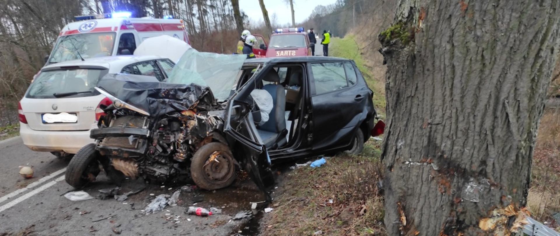 Ósmego grudnia doszło do wypadku drogowego w okolicy miejscowości Dąbrówno. Na drodze wojewódzkiej nr 542 zderzyły się dwa samochody osobowe, a jeden z nich uderzył dodatkowo w drzewo. Pojazdami podróżowało łącznie czterech mężczyzn. W tle widać strażaków z ostródzkiej JRG oraz dwa zastępy pożarnicze z OSP Dąbrówno i jeden z samińskiej Ochotniczej Straży Pożarnej. Oba samochody są rozbite, przód auta w kolorze czarnym jest całkowicie zniszczony. 