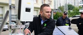 Przedstawiciel firmy Atum Energy pokazuje strażakom gdzie należy wyłączyć instalację fotowoltaiczną.