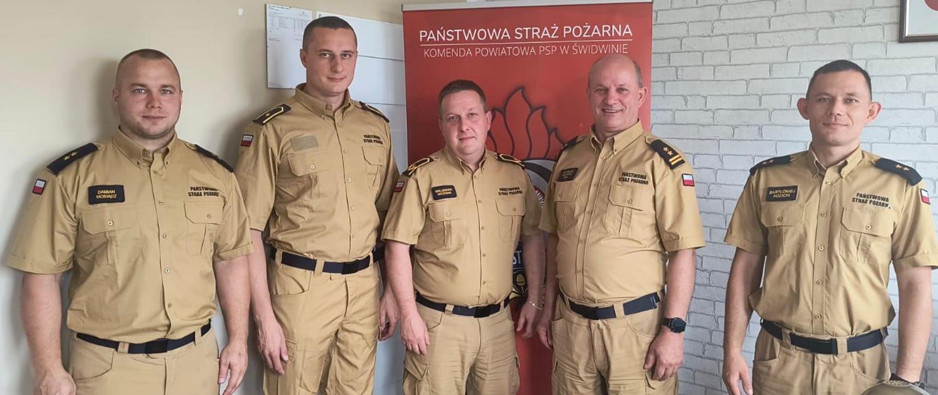 Zdjęcie przedstawia uroczystość wręczenia awansów w KP PSP Świdwin