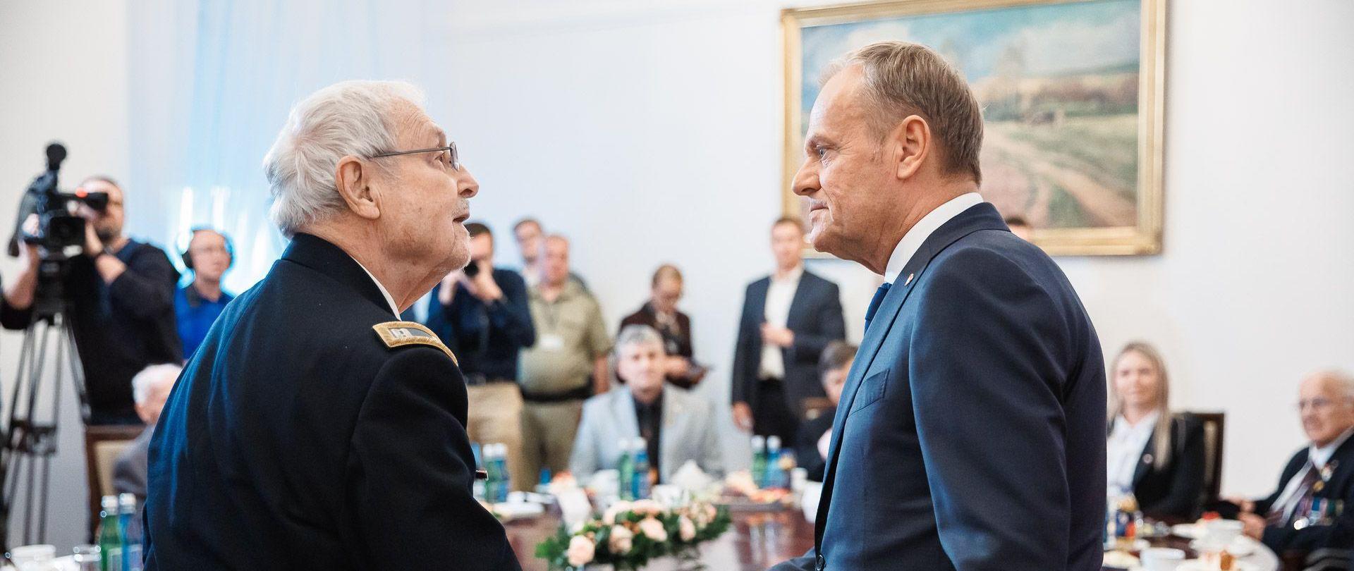 Premier Donald Tusk z weteranem