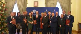 Wojewoda Mazowiecki wraz z przedstawicielami samorządów, które podpisały dziś umowy.