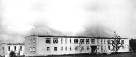 Widok na budynek szkoły w latach 70-tych