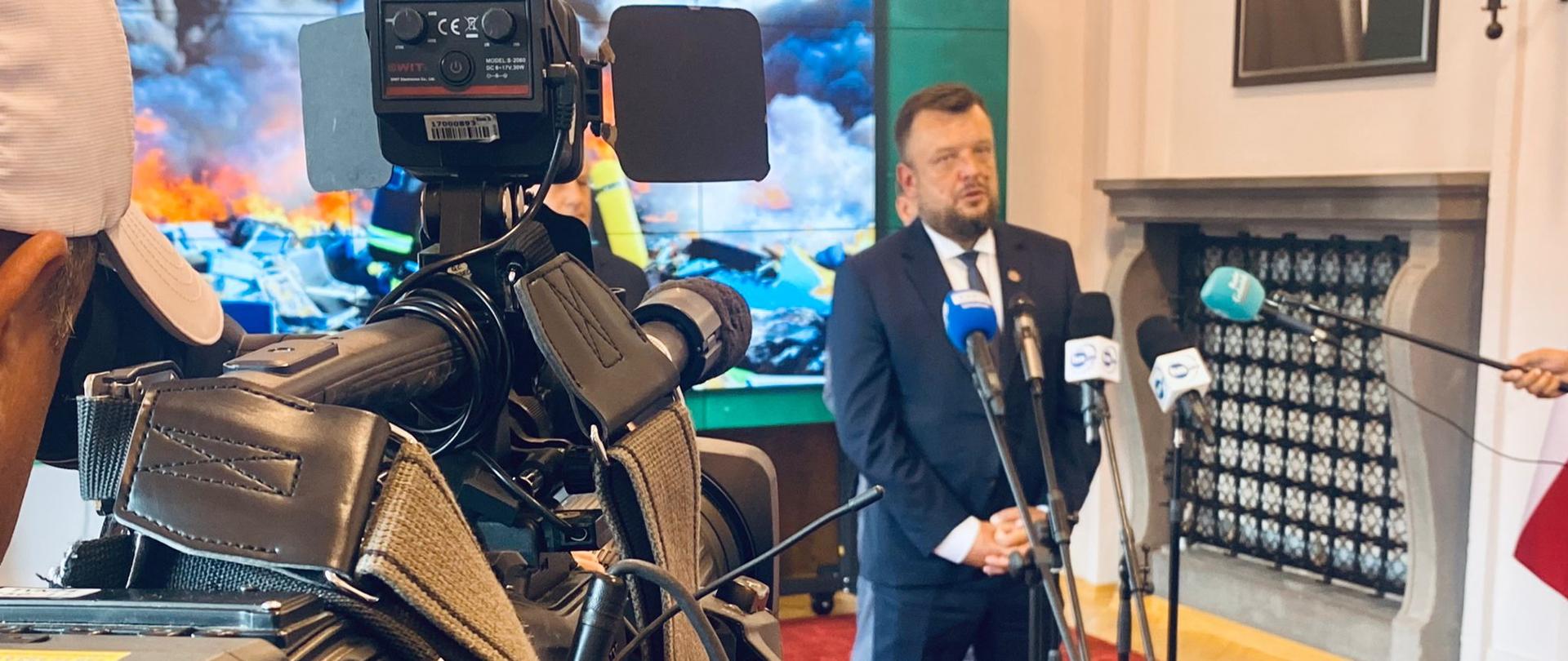 Michał Mistrzak udzielający wywiadu.