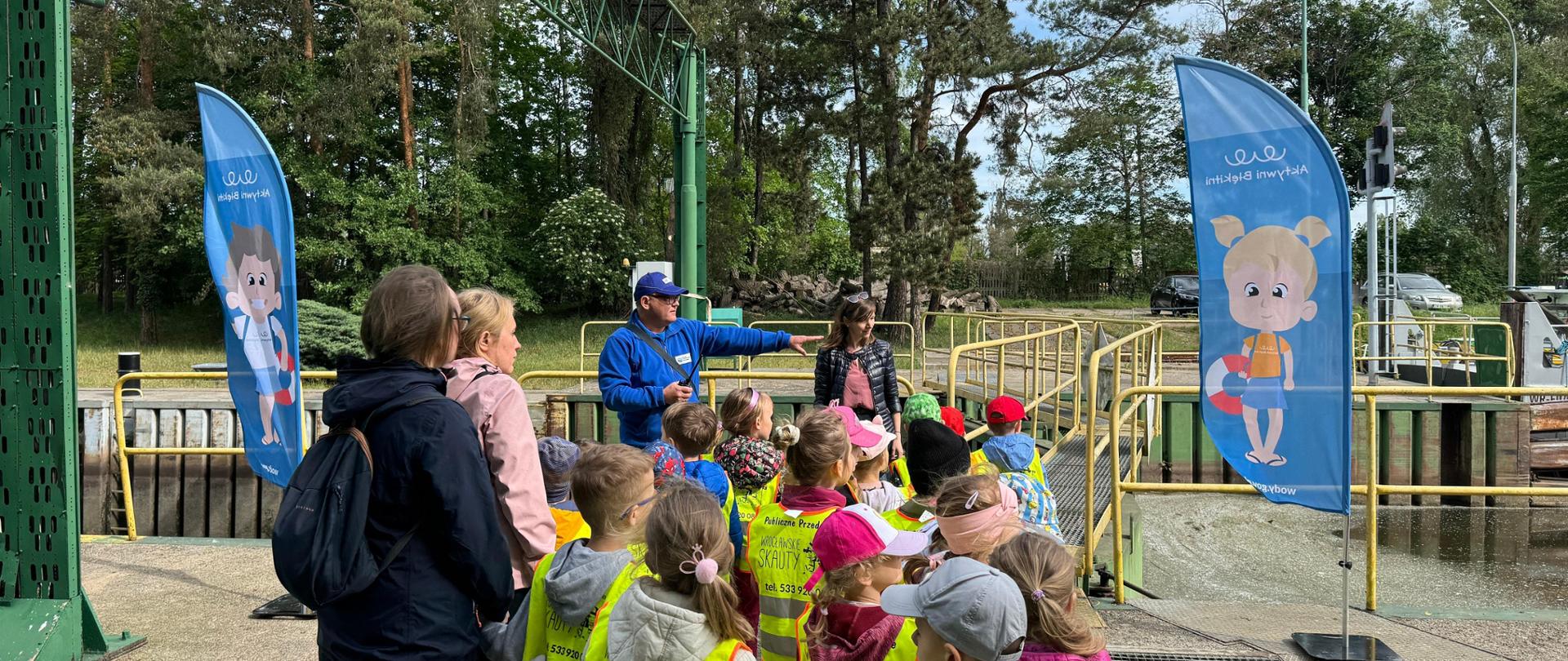 Przedszkolaki z wizytą na stopniu wodnym Zacisze we Wrocławiu.