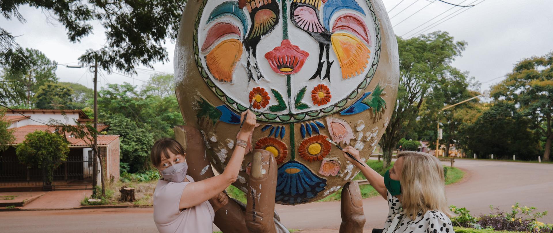 Dwie kobiety malują jajko