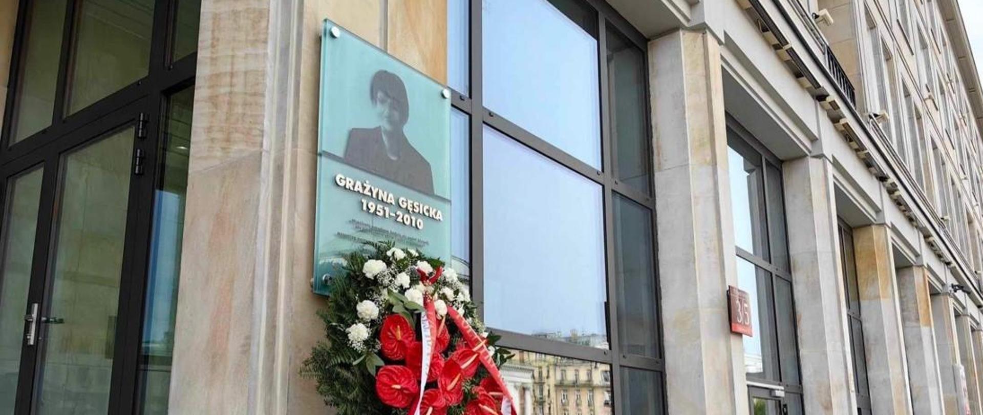 Tablica pamiątkowa Grażyny Gęsickiej 