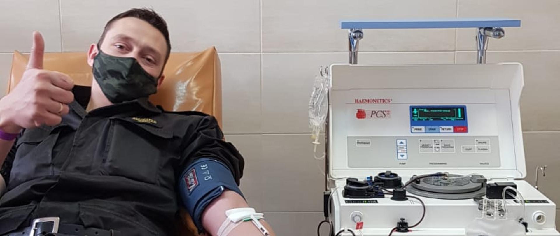 Funkcjonariusz KP PSP w Kępnie w czasie oddawania osocza.