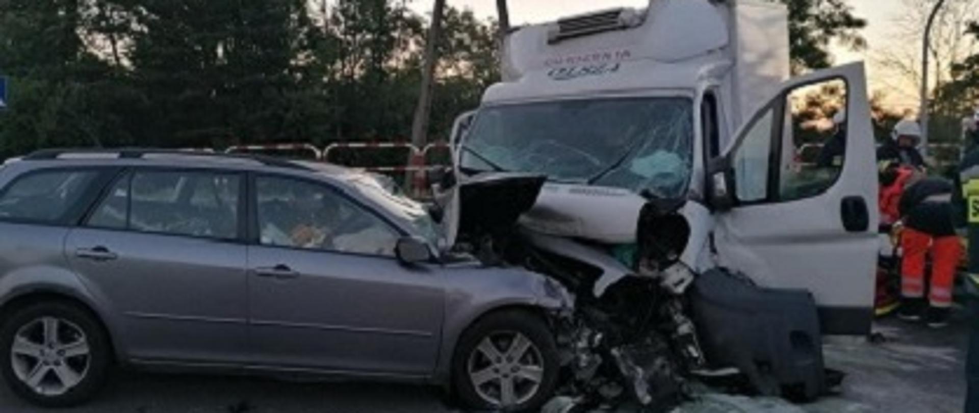 Zniszczone auto osobowe po zderzeniu czołowym z samochodem ciężarowym