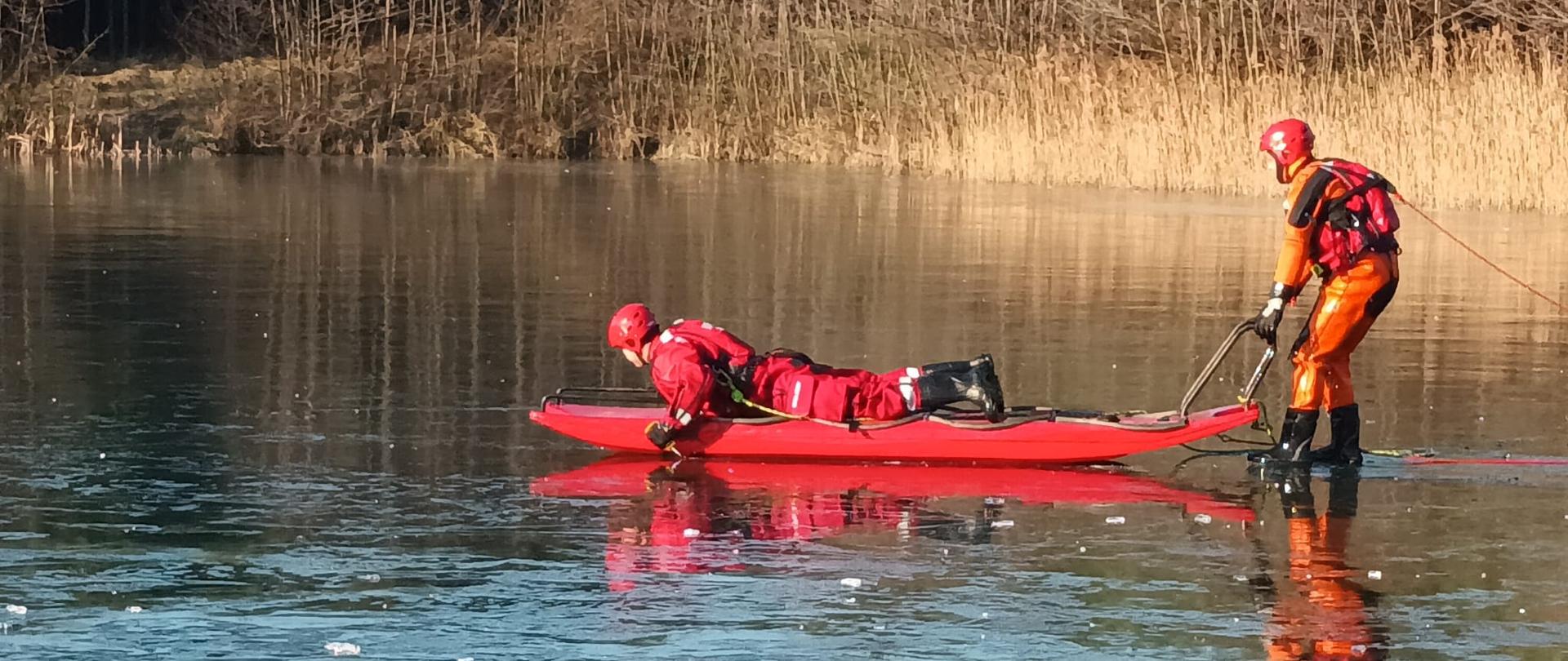 Strażacy JRG Polkowice w strojach do ratownictwa wodnego na zamarzniętym akwenie