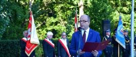 Wojewoda podczas uroczystości odczytuje list od Premiera RP
