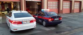 Zdjęcie przedstawia tył nowego samochodu operacyjnego Komendy Powiatowej w Kluczborku i dotychczasowy samochód Opel Astra.