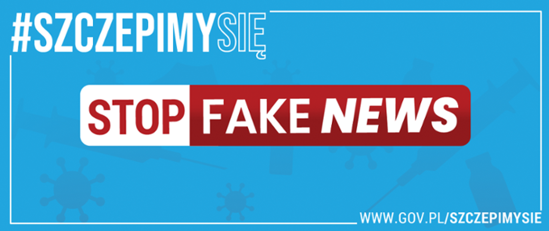 Niebieski poziomy plakat z białym napisem w lewym rogu #SZCZEPIMYSIĘ. Natomiast na środku plakatu znajduje się biało-czerwony napis STOP FAKE NEWS.