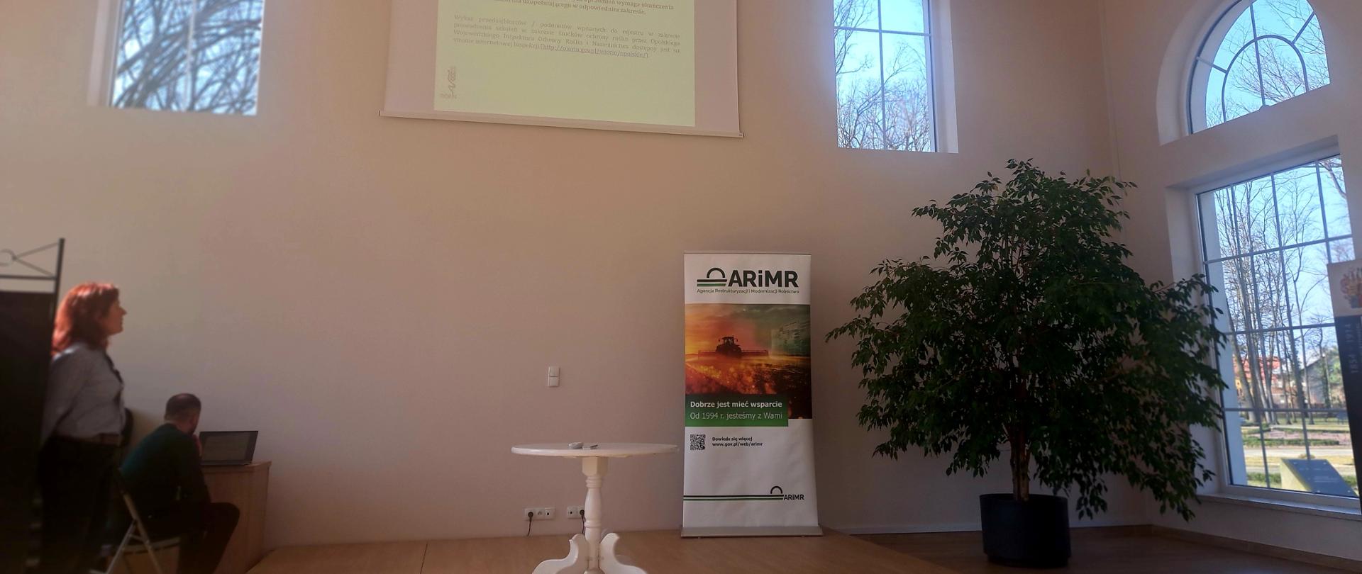 Zdjęcie przedstawia inspektorów zapoznających rolników z treścią prezentacji. 