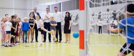 Premier Mateusz Morawieckina boisku hali sportowej w Centrum Sportu Raszyn 