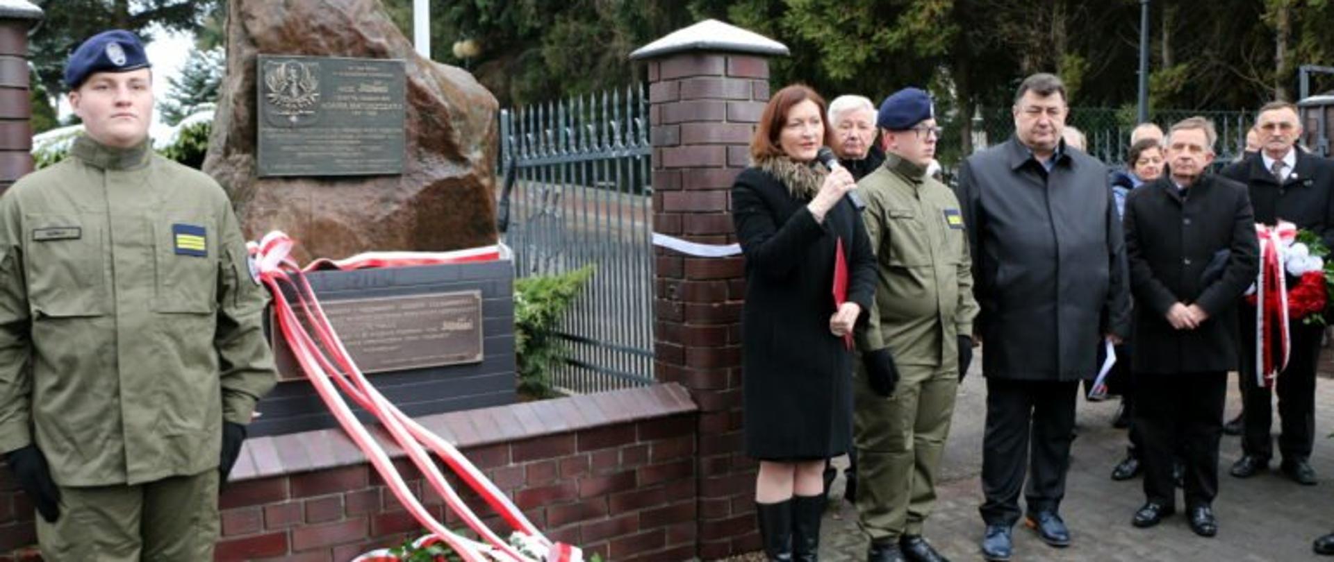 Wojewoda podkarpacki Ewa Leniart przemawia podczas odsłonięcia tablicy „Znanym i Nieznanym ludziom Solidarności”