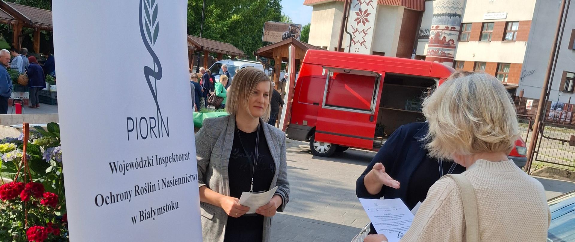 Stoisko promocyjne na targowisku w Hajnówce.