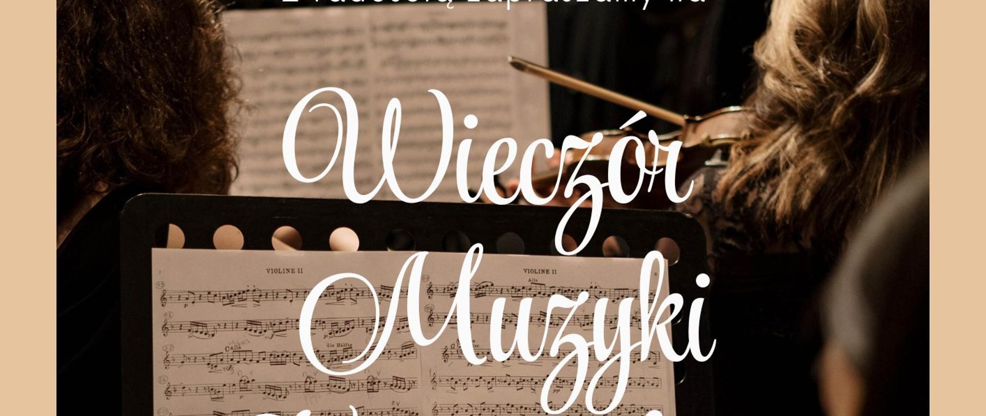 Plakat z wydarzeniem - Wieczór Muzyki Kameralnej w wykonaniu uczniów Państwowej Szkoły Muzycznej II st., który odbędzie się 26 stycznia 2026r. o godz. 17:30 w auli ZPSM w Dębicy, w tle plakatu umieszczono zdjęcie na którym widać uczniów grających na skrzypcach, przed nimi ustawiono pulpit z nutami; całość otoczona beżową ramką, napisy białe