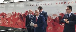 Minister Andrzej Adamczyk podczas prezentacji logo Niepodległa na lokomotywach PKP Intercity 