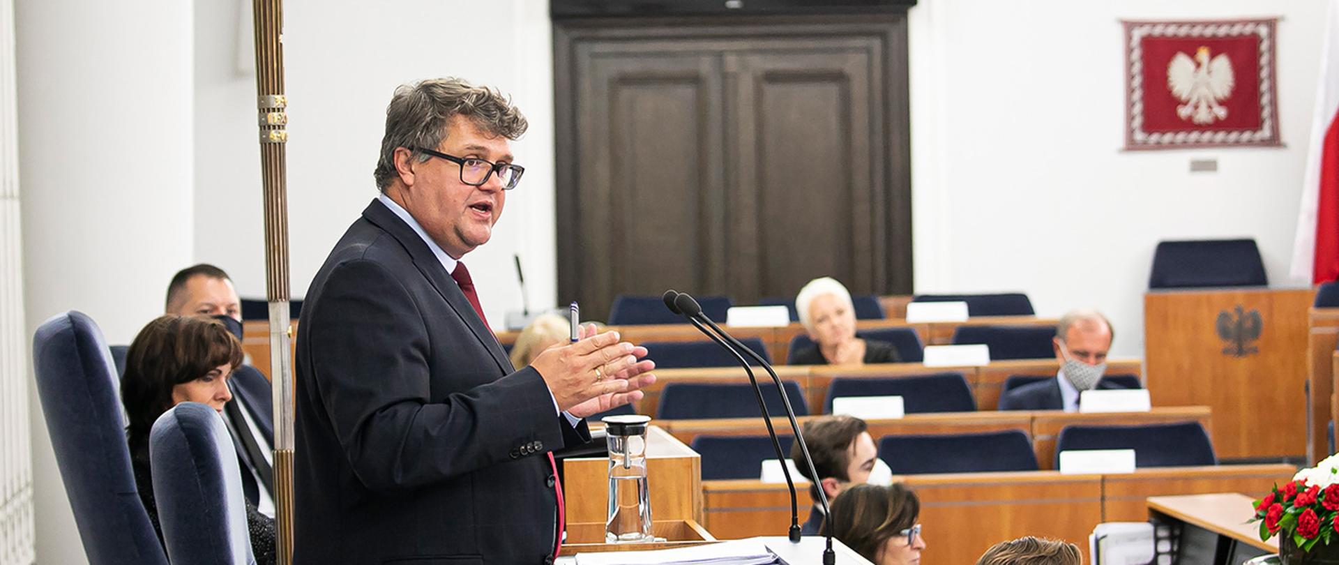 Na zdjęciu: przemówienie wiceministra Macieja Wąsika podczas 14. Posiedzenie Senatu RP X kadencji 