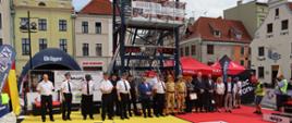 na zdjęciu widać Komendanta Wojewódzkiego wraz z Zastępcami, Komendanta Miejskiego wraz z Zastępcami oraz Prezydenta Miasta Torunia i przedstawicieli firm sponsorujących nagrody na zawodach w trakcie przywitania zawodników i otwarcia zawodów.