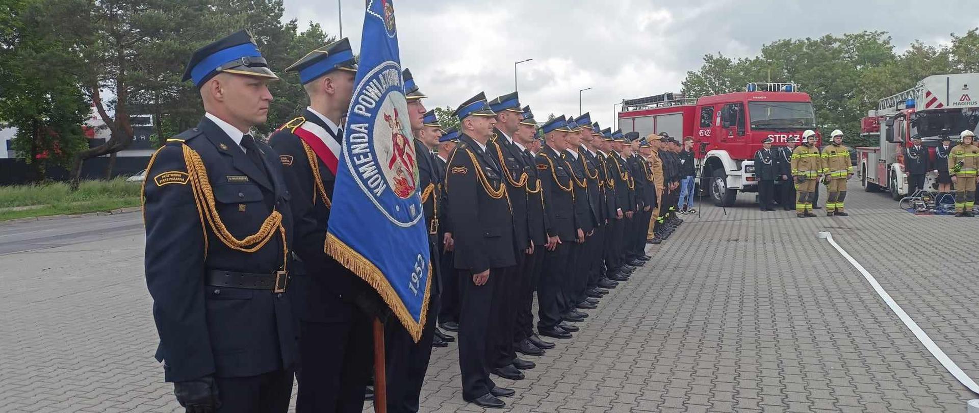Funkcjonariusze uczestniczący w uroczystości dnia strażaka