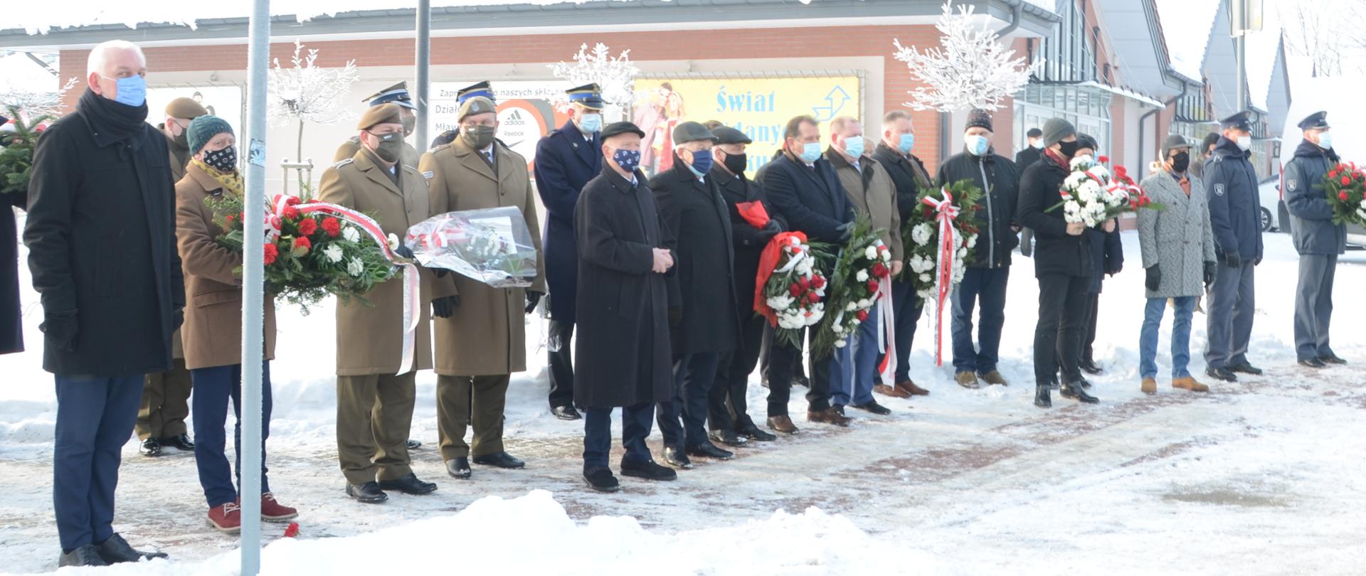 ludzie stoją na śniegu