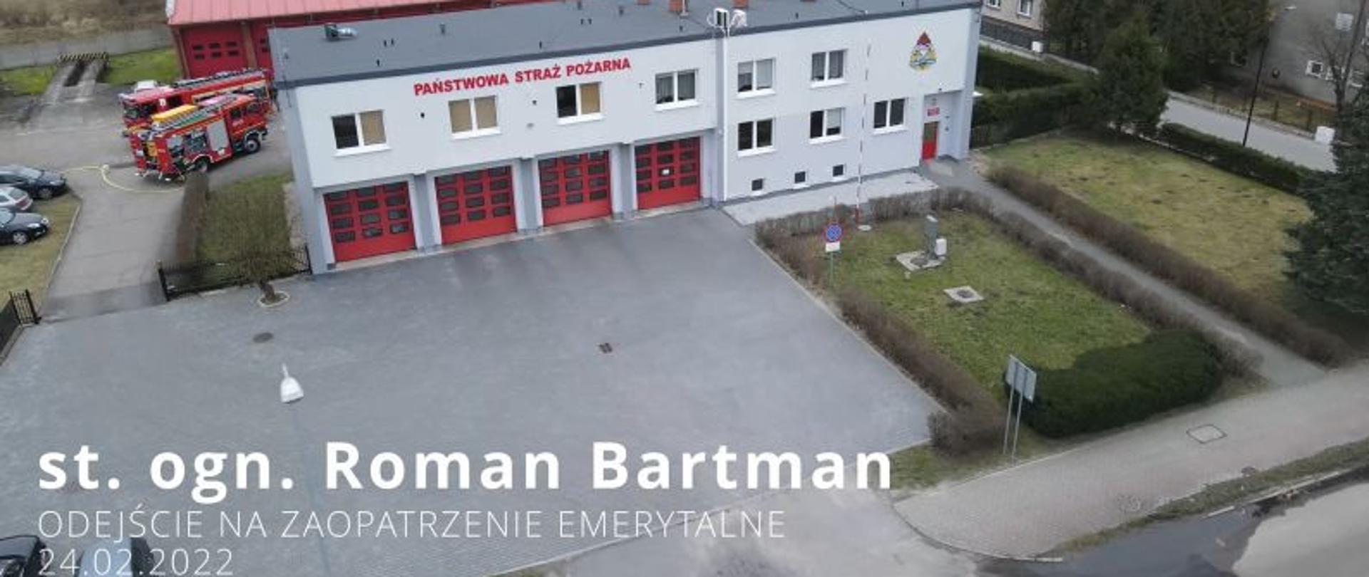 Na zdjęciu widać budynek Komendy. Zdjęcie wykonane z drona w lutym. Jest pochmurno.