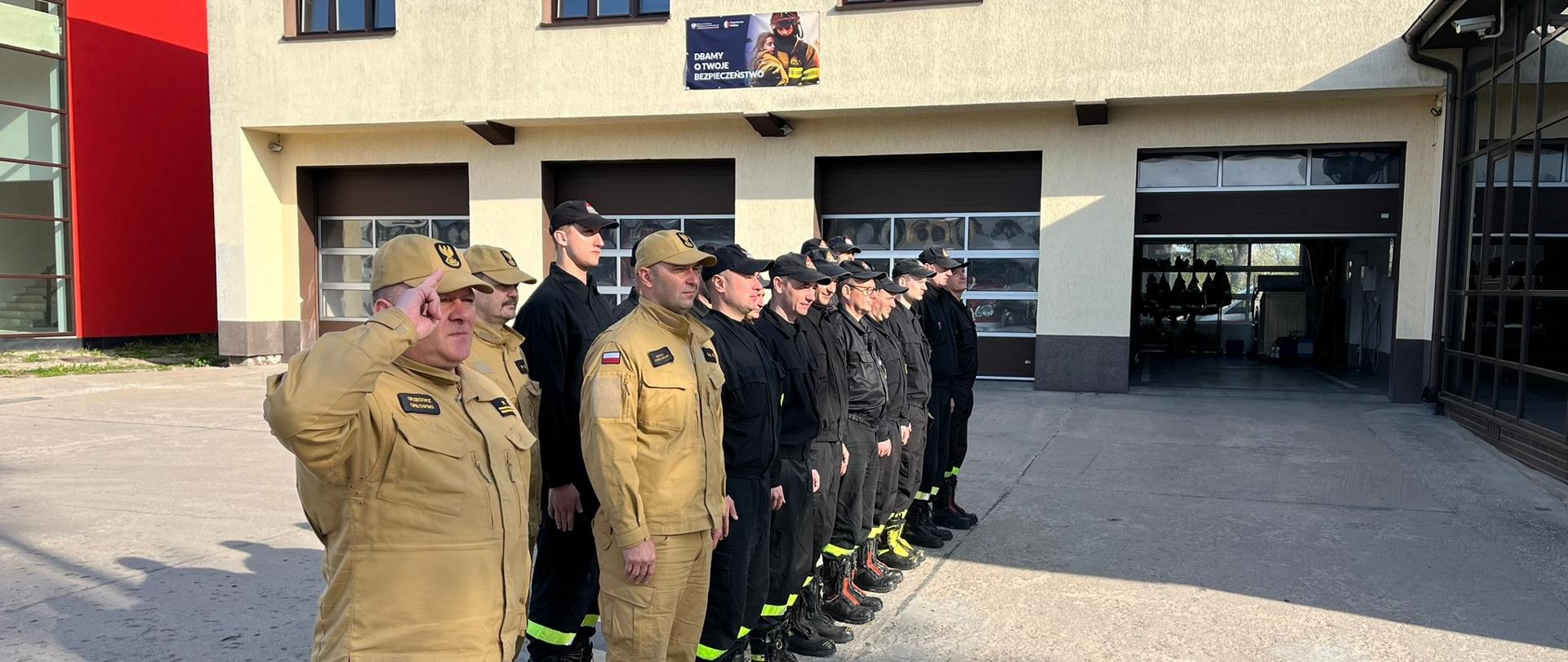 Na zdjęciu widać strażaków JRG 2 podczas uroczystości.