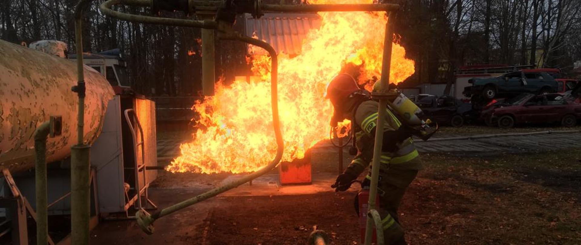 Próba ugaszenia wycieku pożaru gazu lpg przez strażaków.