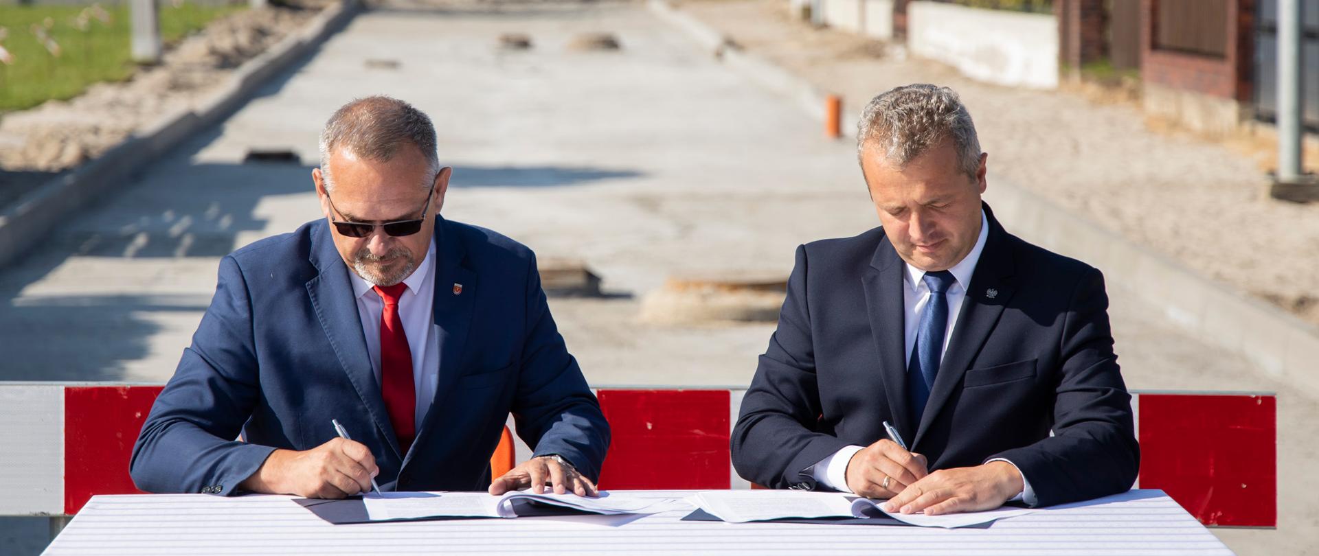 wojewoda Mikołaja Bogdanowicz, wójt Złotnik Kujawskich, w tle budowa drogi