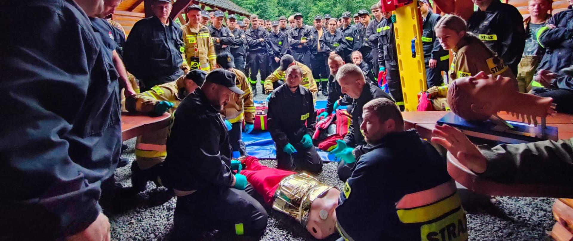 Scenka medyczna - poszkodowany z wytrzewieniem.