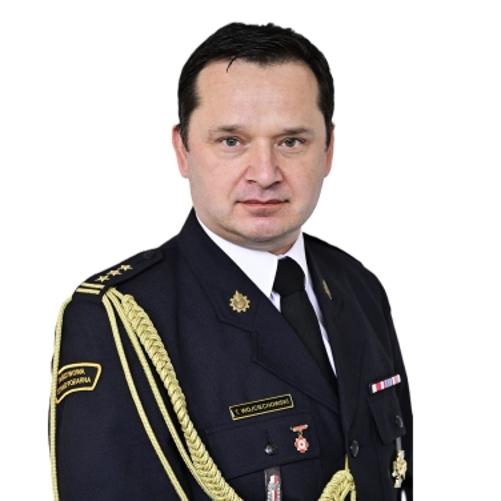 en face w mundurze wyjściowym ze sznurem