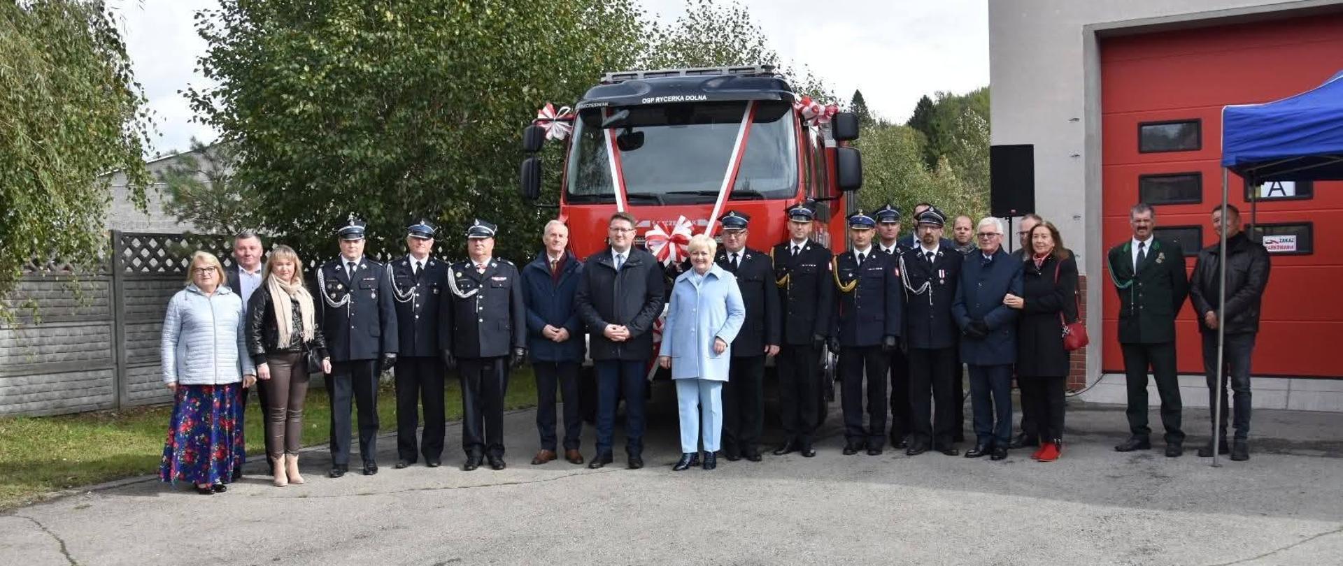Strażacy OSP wraz z zaproszonymi gośćmi