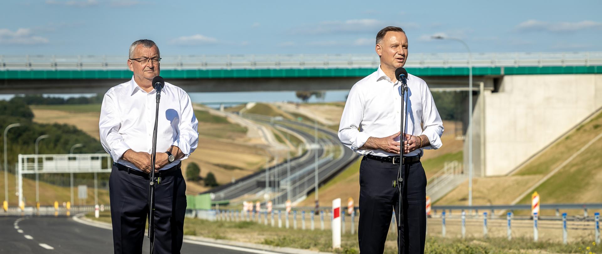 Prezydent RP Andrzej Duda oraz minister infrastruktury Andrzej Adamczyk podczas otwarcia drogi ekspresowej S7 na odcinku Moczydło – Miechów