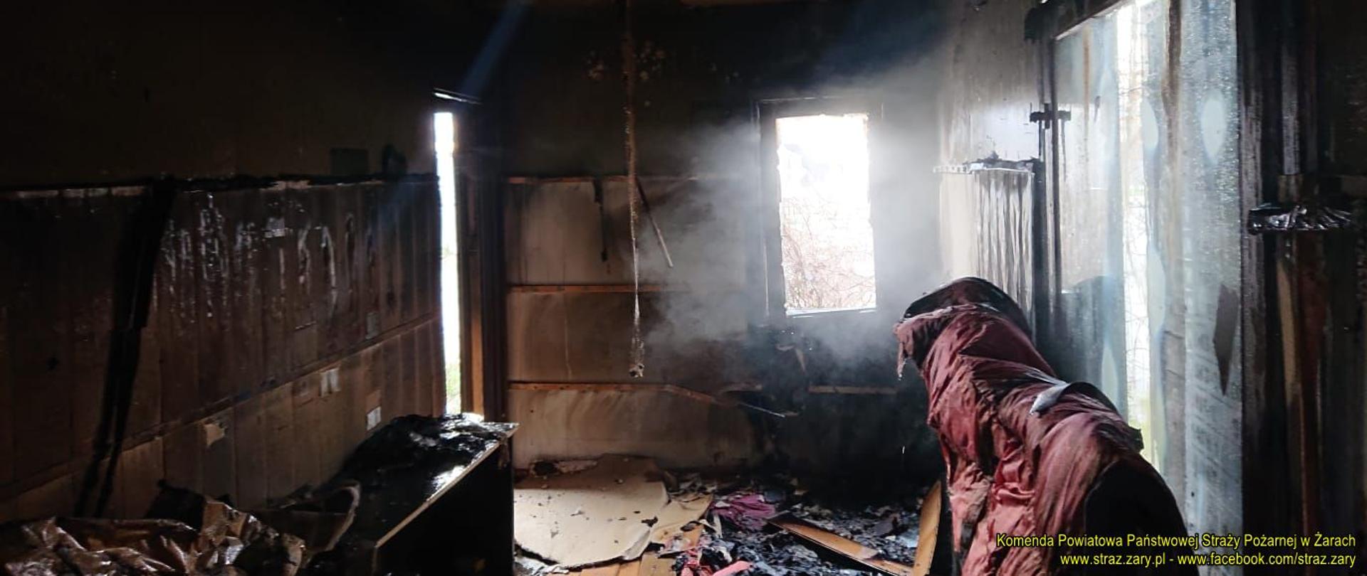 Opuszczony budynek. Wewnątrz budynku, w jednym z pomieszczeń nieznany sprawca zaprószył ogień w wyniku którego spaliło się wyposażenie pomieszczenia w tym śmieci.