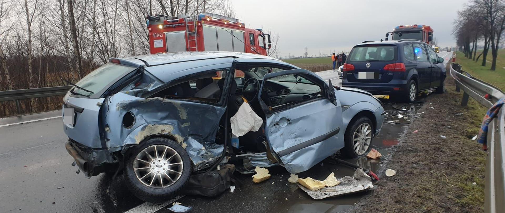 Zdjęcie przedstawia rozbite samochody po wypadku na drodze krajowej nr 94 niedaleko miejscowości Skarbimierz powiat brzeski. Na zdjęciu widoczny samochód pożarniczy.