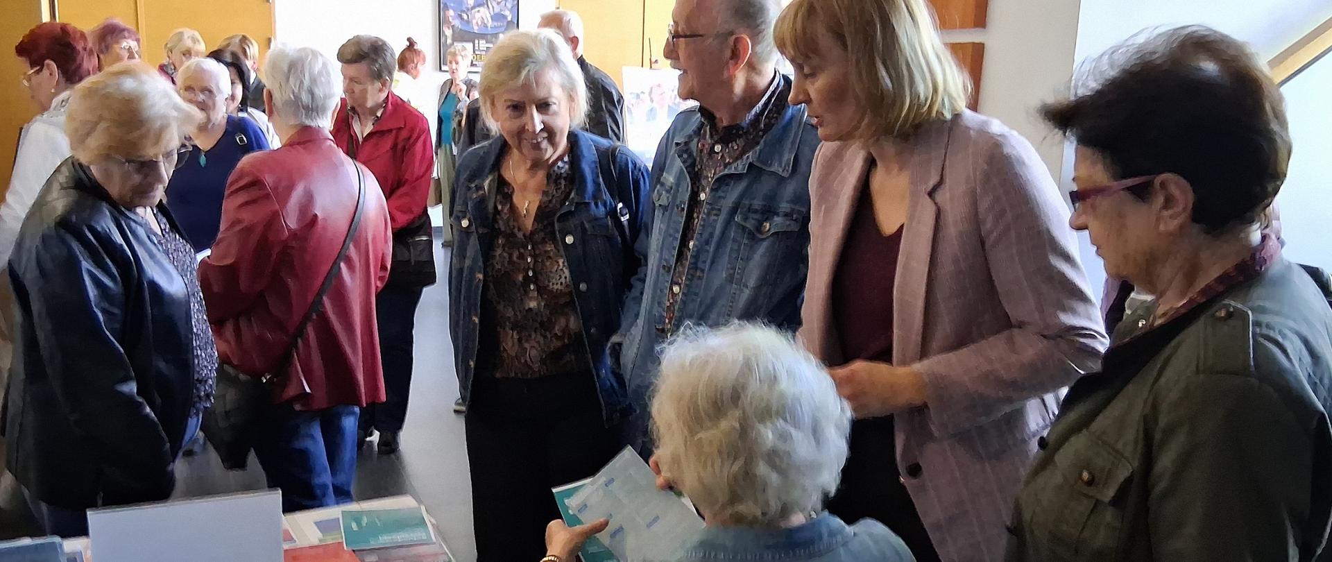 stoisko informacyjno-edukacyjne dotyczące chorób zakaźnych i szczepień ochronnych i zainteresowani szczepieniami