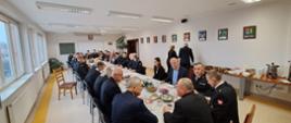 Zdjęcie predstawia strażaków oraz zaproszonych gości podczas poczęstunku po części oficjalnej.