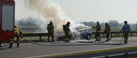 Pożar samochodu na drodze ekspresowej S5