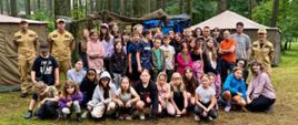Strażacy z KP PSP w Kwidzynie pozują do zdjęcia z harcerzami.