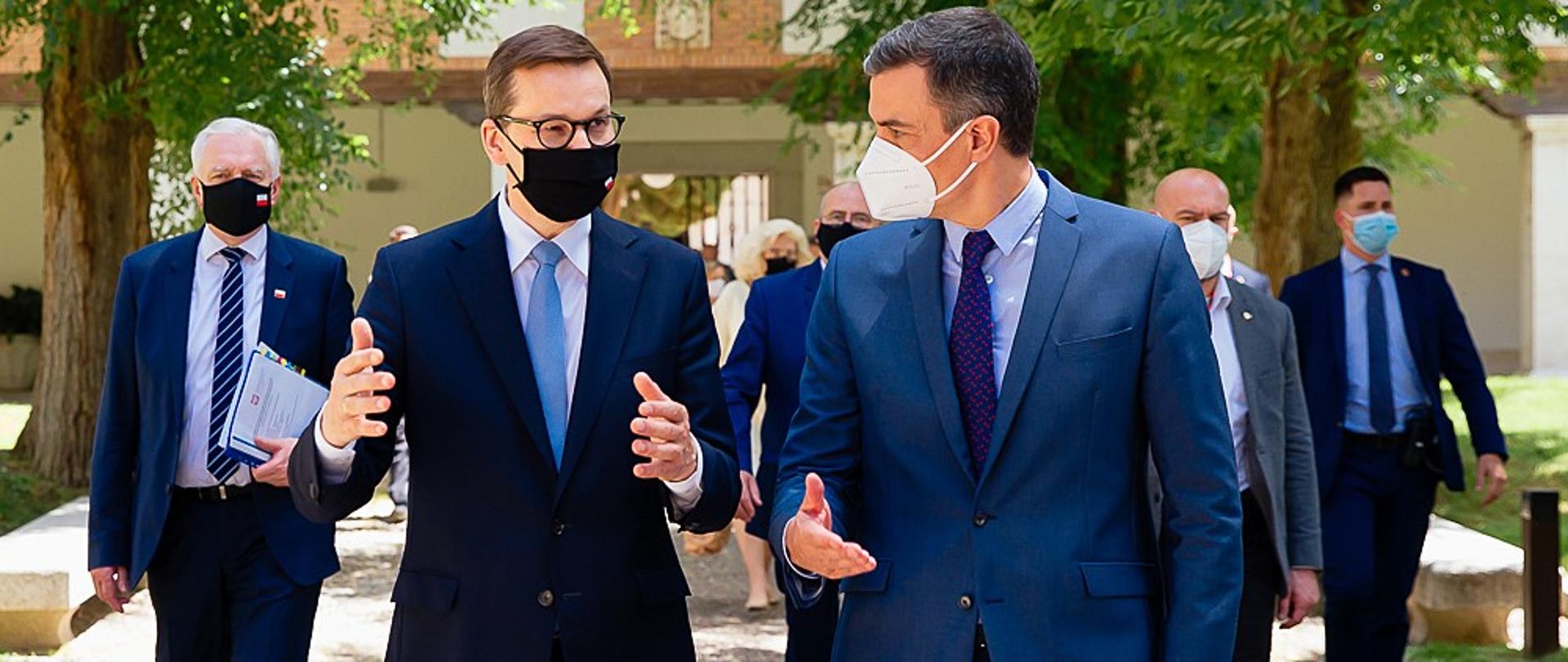 Premier Mateusz Morawiecki i premier Hiszpanii Pedro Sanchez idą.