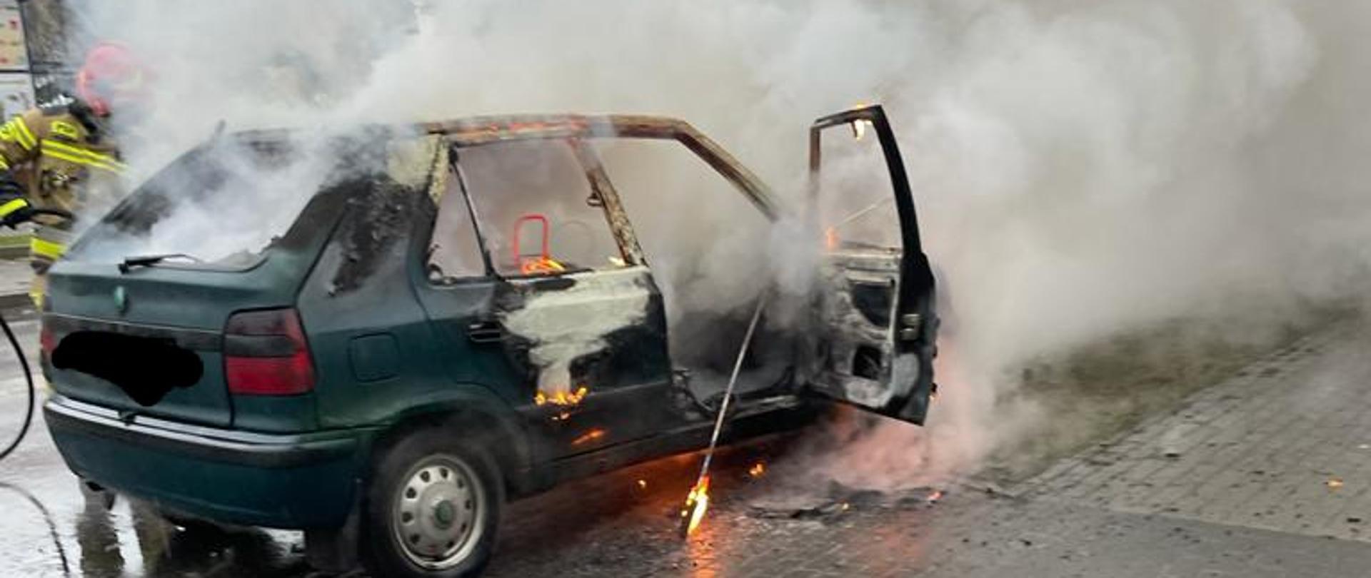Na ulicy Moniuszki w Żarach podczas jazdy zapalił się samochód osobowy marki Skoda Felicja. Aktualnie trwa akcja gaśnicza samochodu.