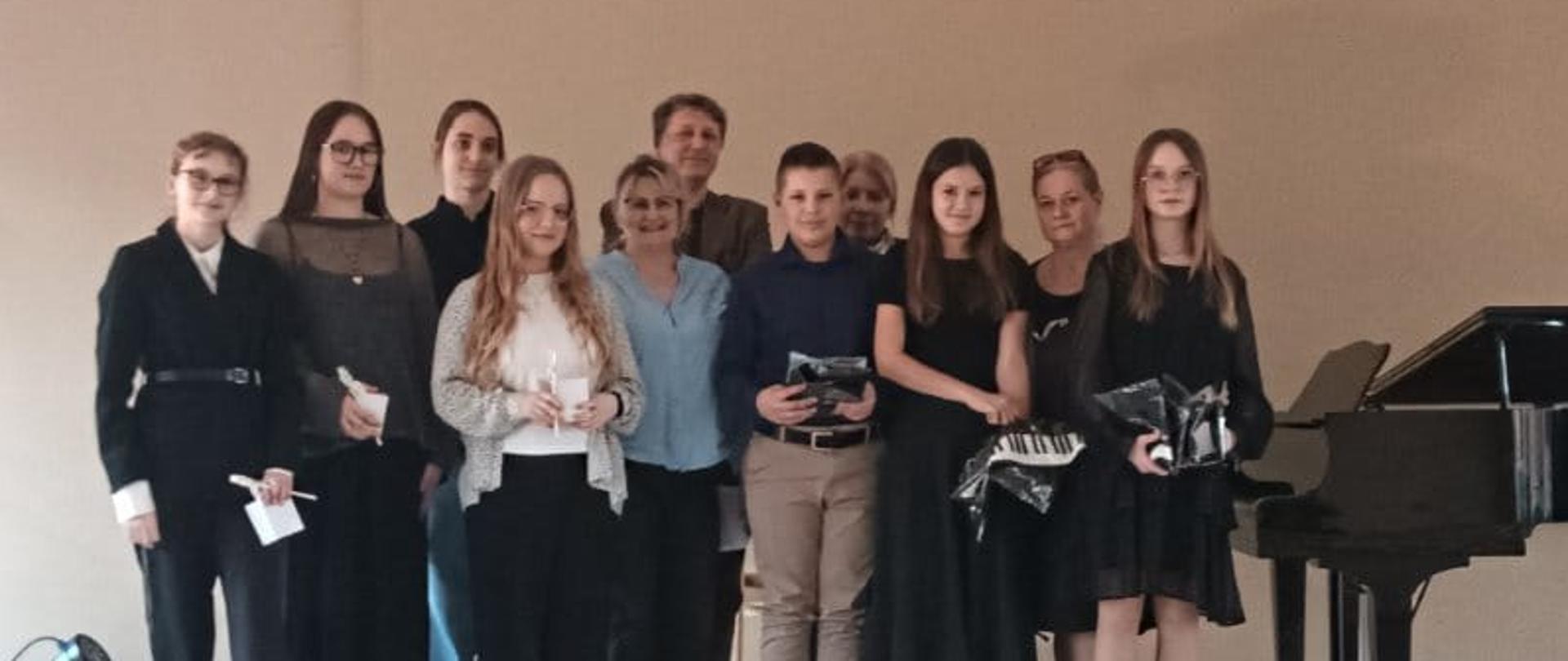 na scenie uczestnicy konkursu kompozytorskiego