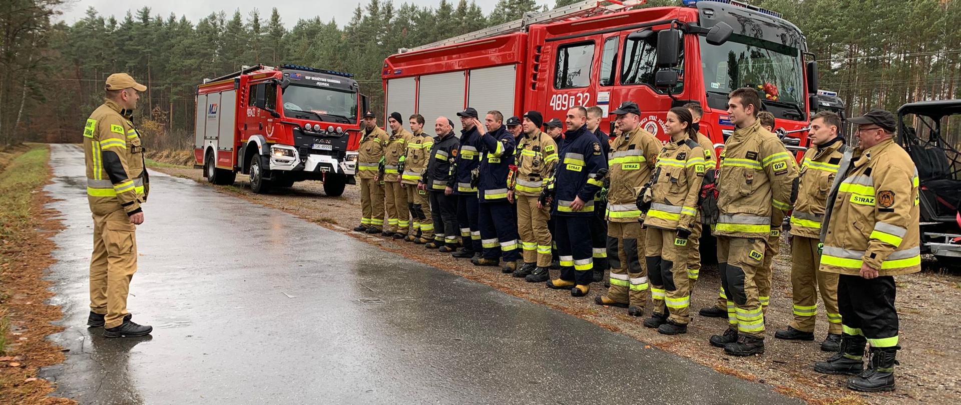 Zbiórka strażaków PSP i OSP przed ćwiczeniami.