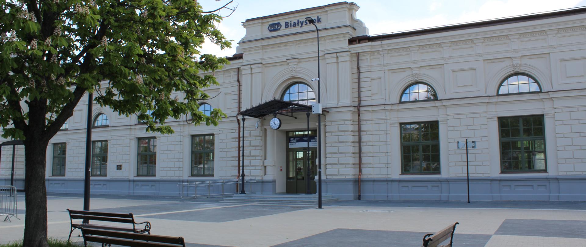na zdjęciu widoczne wejście do dworca w Białymstoku