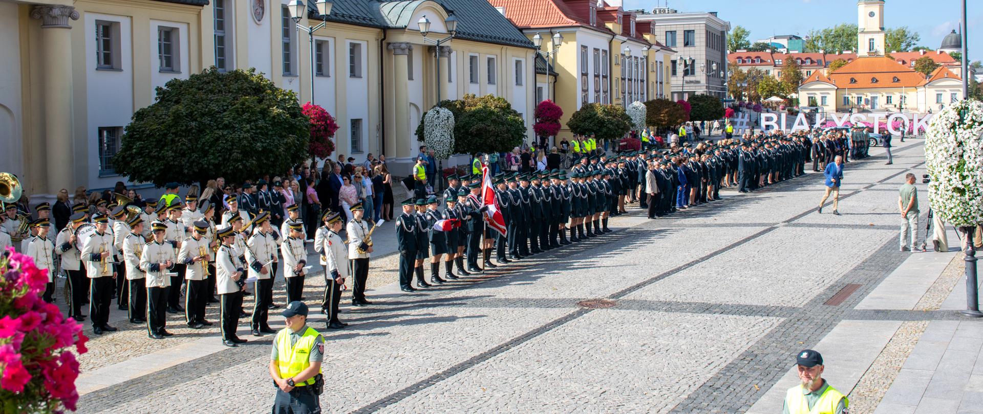 Pododdziały podlaskiej KAS na placu