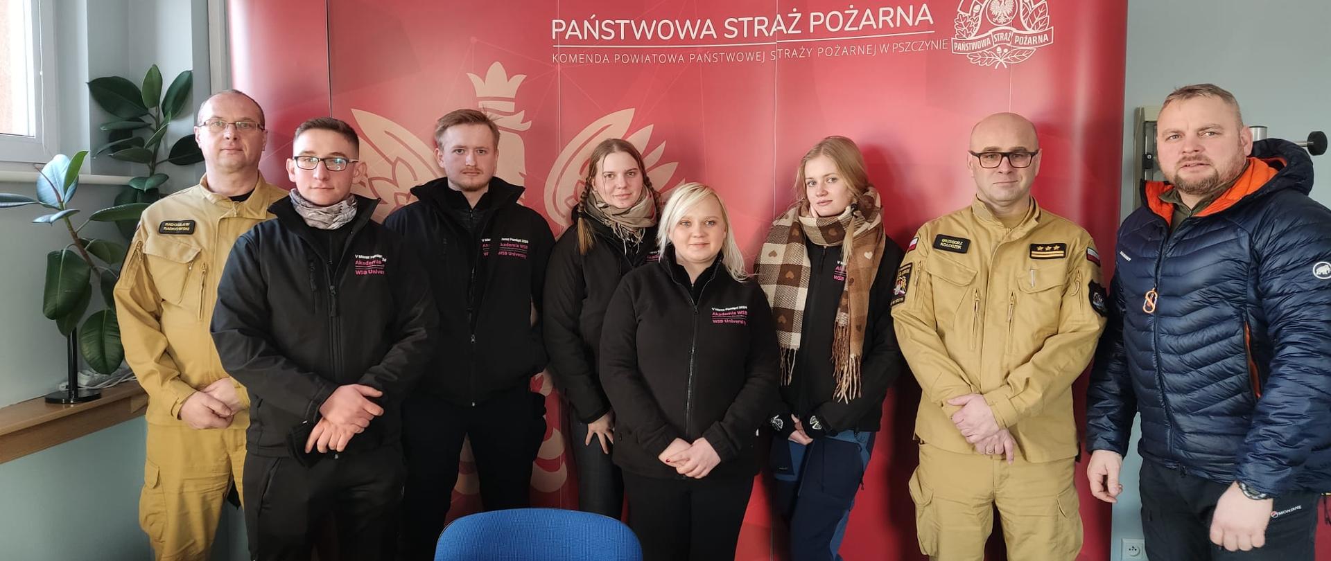 Członkowie Akademickiego Centrum Edukacji o Auschwitz i Holokauście wraz z kierownictwem Komendy Powiatowej PSP w Pszczynie