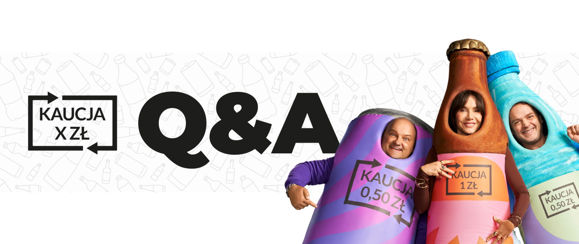 na zdjęciu po prawej stronie widoczny jest znak systemu kaucyjnego tj. wewnątrz prostokąta z dwiema strzałkami w obie strony znajduje się napis Kaucja X zł oraz napis Q&A. Po prawej stronie trzy osoby przebrane za różne opakowania objęte kaucją.