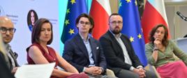 Uczestnicy debaty „Jak dezinformacja wpływa na transformację energetyczną i postawy społeczne?” zorganizowanej w ramach V FEEŚ.