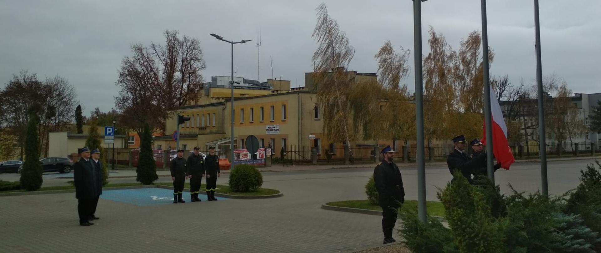 zdjęcie przedstawia funkcjonariuszy Komendy Powiatowej podczas uroczystego podniesienia Flagi Państwowej 